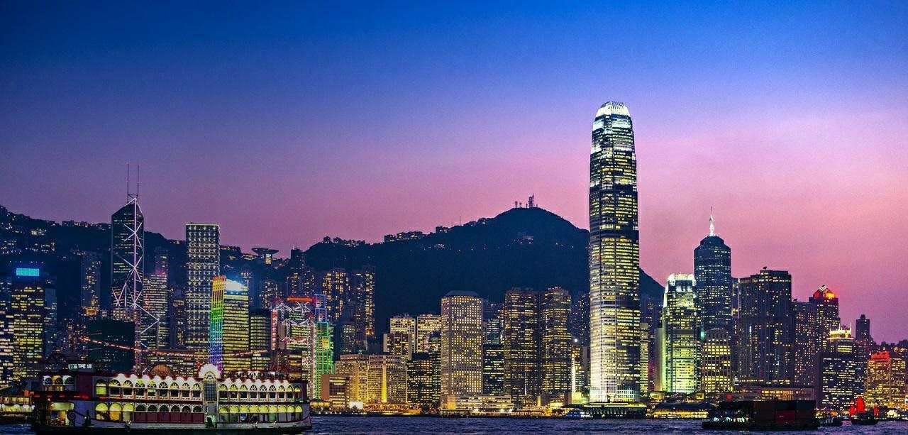 香港投资移民3000万政策背景下的香港维多利亚港天际线夜景